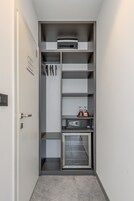 Habitación Deluxe doble, balcón | Caja fuerte, escritorio, espacio para trabajar con un portátil