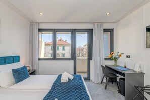Kahden hengen deluxe-huone, parveke | Tallelokero huoneessa, yksilöllisesti sisustettu