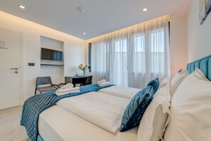 Kahden hengen deluxe-huone, parveke | Tallelokero huoneessa, yksilöllisesti sisustettu