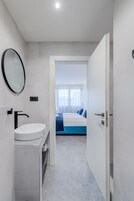 Habitación Deluxe doble, balcón | Baño | Ducha y cabezal de ducha tipo lluvia