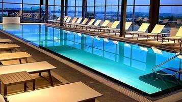 2 binnenzwembaden, 2 buitenzwembaden en parasols bij het zwembad