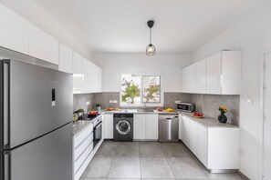 Jääkaappi, mikroaaltouuni, uuni, liesi