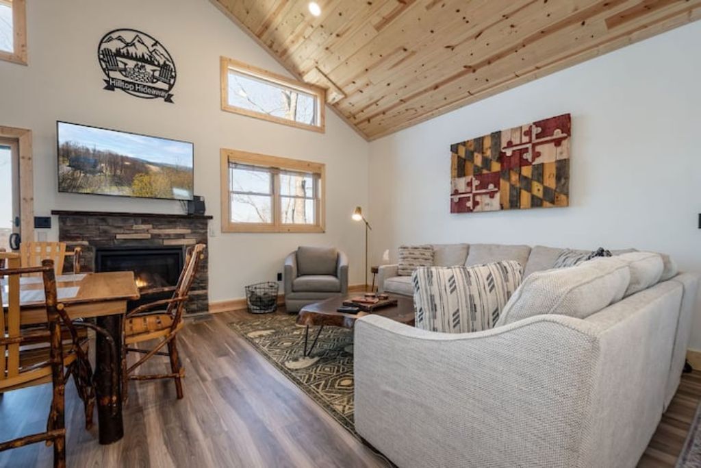 Hilltop Hideaway, Sleeps 7, Hot tub, and fire pit!!