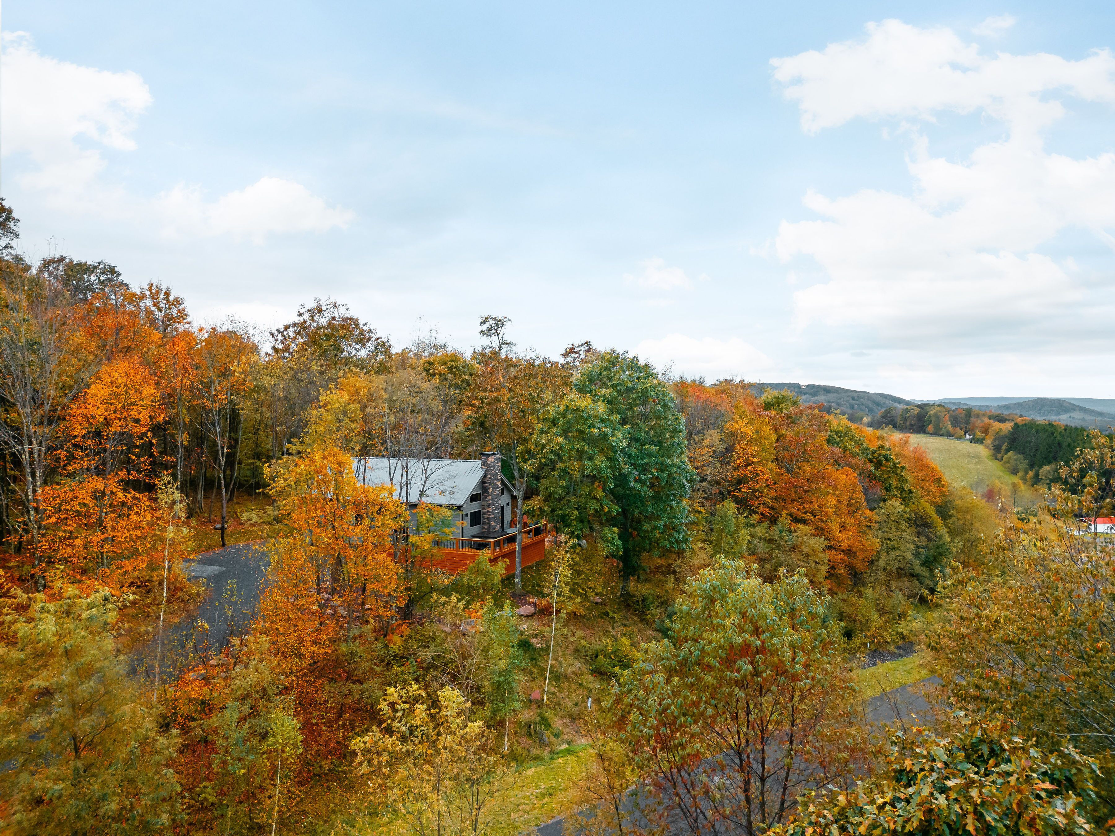 Hilltop Hideaway, Sleeps 7, Hot tub, and fire pit!!