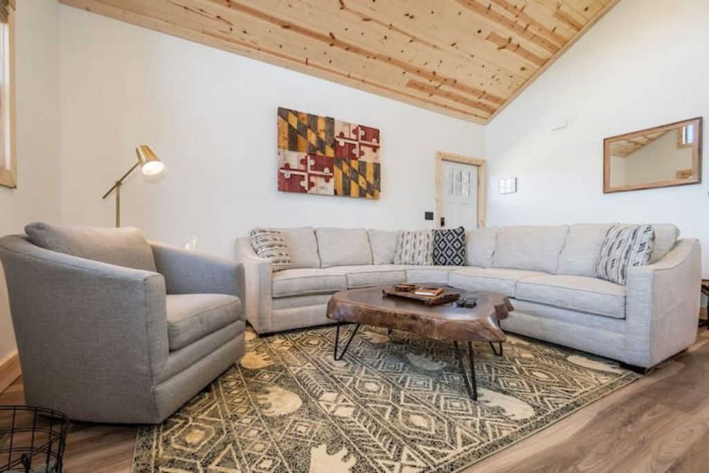 Hilltop Hideaway, Sleeps 7, Hot tub, and fire pit!!