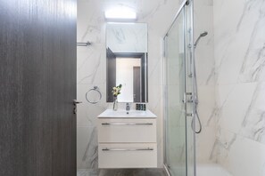 Shower, hair dryer, towels - Napa Bay View Villa 4 (Ayia Napa)