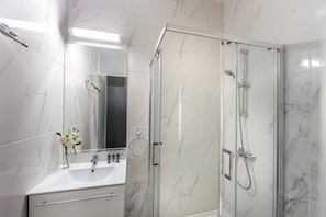 Douche, sèche-cheveux, serviettes fournies