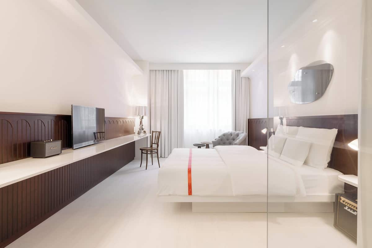 Wow room | Hypo-allergenic bedding, in-room safe, individually decorated, desk