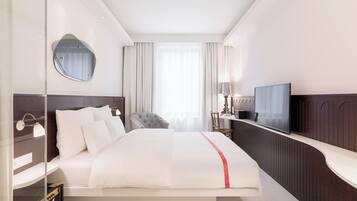Hypo-allergenic bedding, in-room safe, desk, laptop workspace