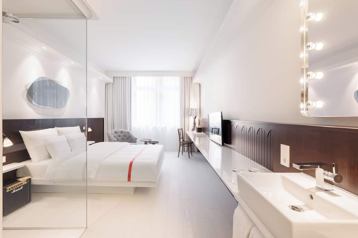 Lovely room | Hypo-allergenic bedding, in-room safe, individually decorated, desk
