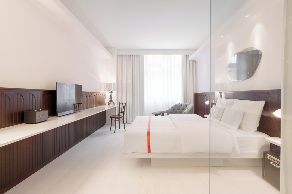 Habitación (Wow) | Ropa de cama hipoalergénica, caja fuerte, escritorio