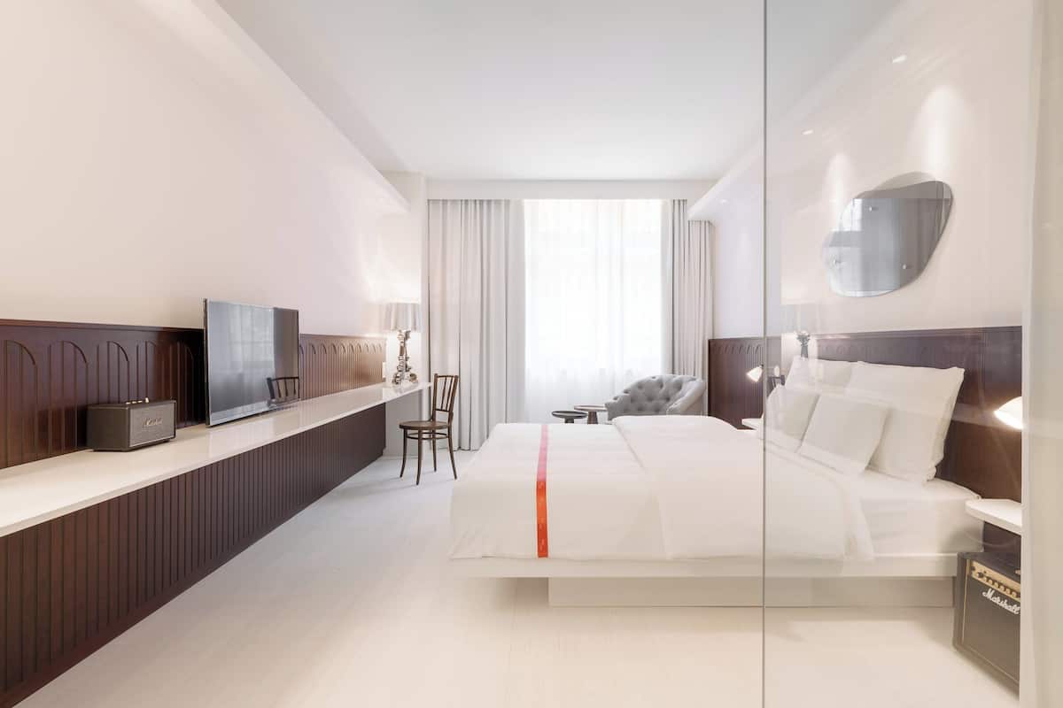 Room (Wow) | Hypo-allergenic bedding, in-room safe, desk, laptop workspace