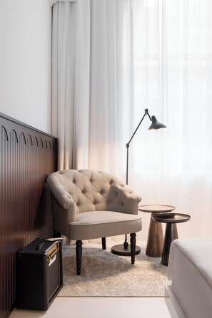 Resident room | Hypo-allergenic bedding, in-room safe, individually decorated, desk - Ruby Hanna Hotel Stuttgart (Stuttgart)