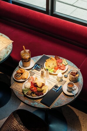 Desayuno buffet todos los días (con cargo)