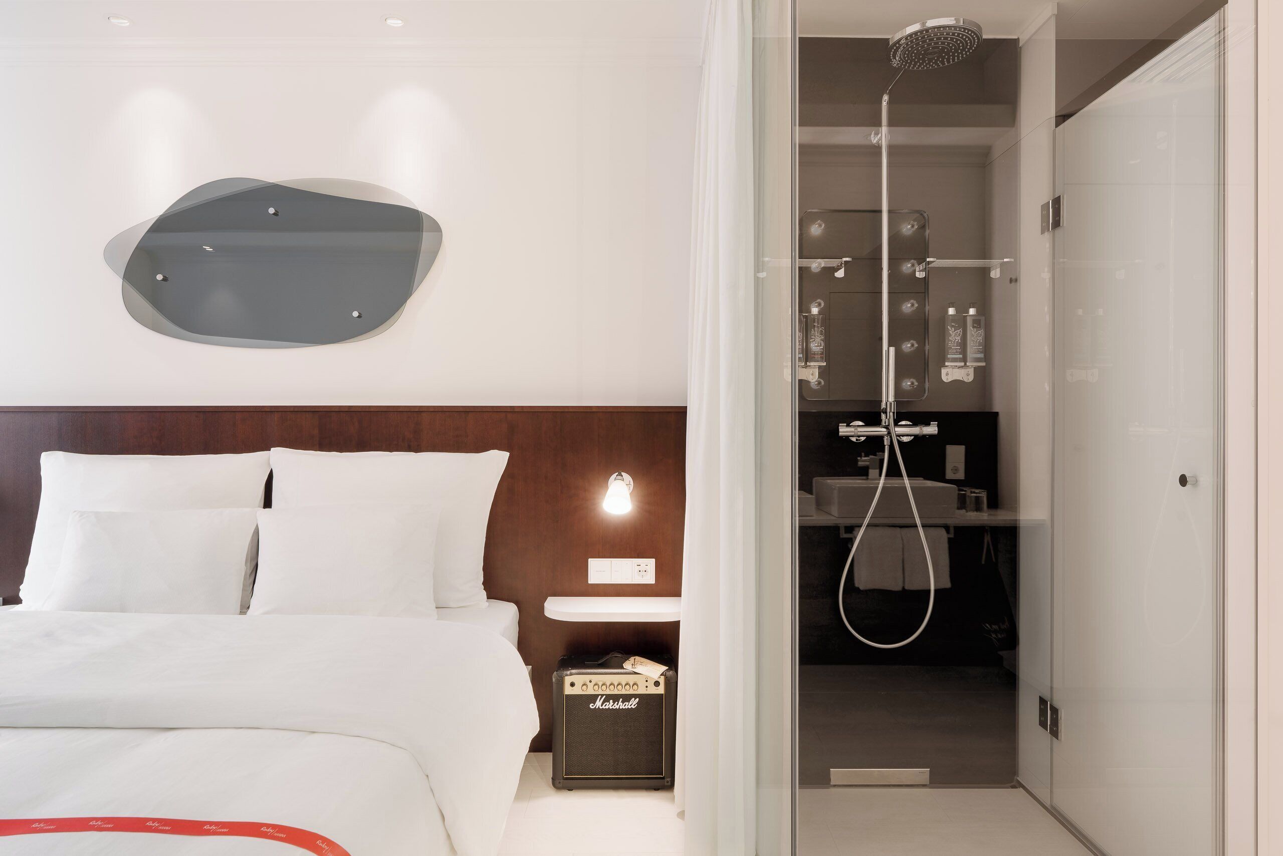 Room (Wow) | Bathroom | Shower, rainfall showerhead, hair dryer, towels