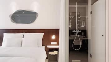 Room (Wow) | Bathroom | Shower, rainfall showerhead, hair dryer, towels