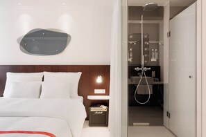 Room (Wow) | Bathroom | Shower, rainfall showerhead, hair dryer, towels - Ruby Hanna Hotel Stuttgart by IHG (Stuttgart)
