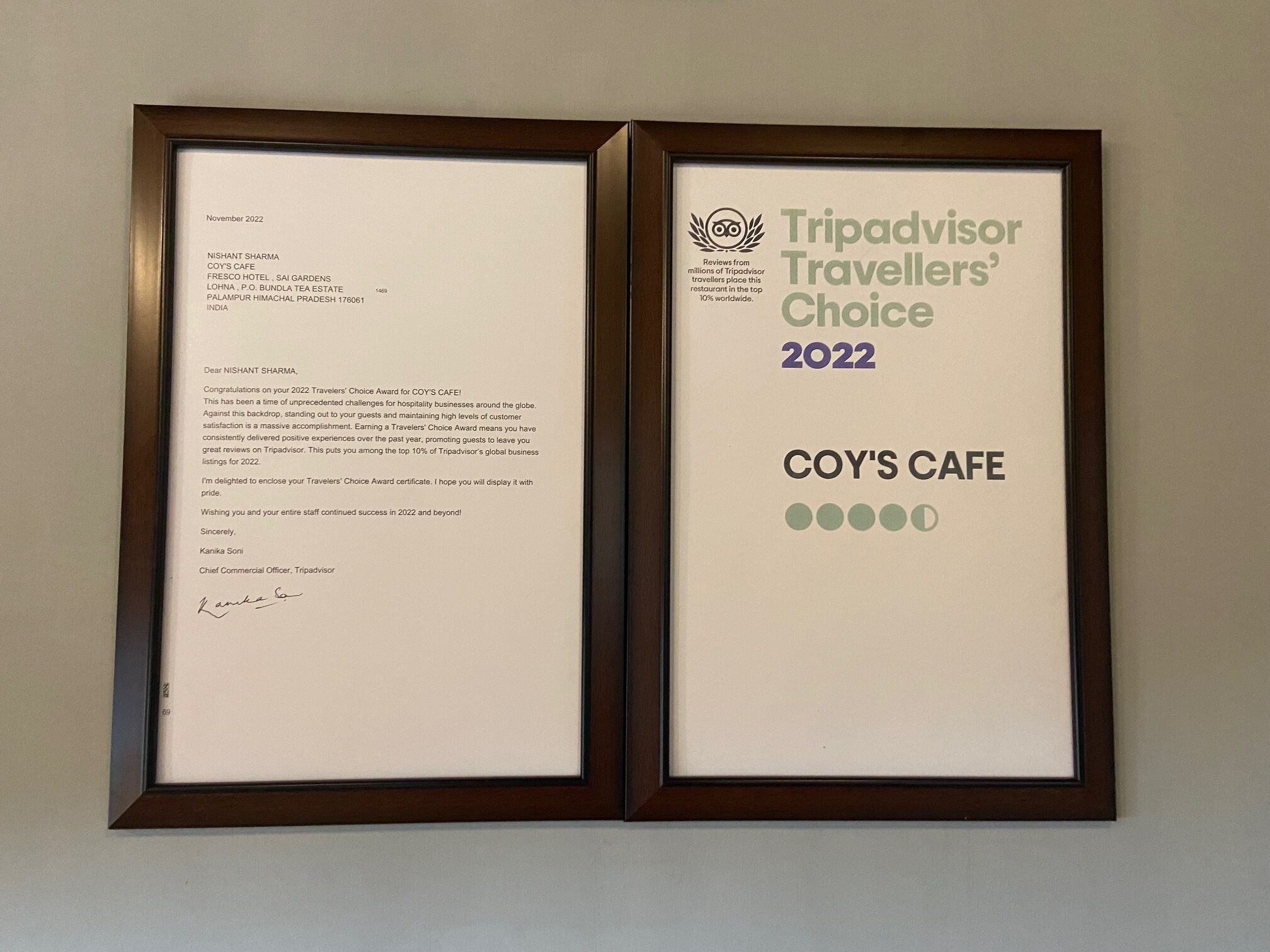 Un certificat encadré décerné à COY'S CAFE, récompensé par le prix « Travellers' Choice 2022 » de Tripadvisor.