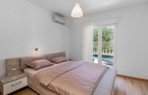 4 bedrooms, iron/ironing board, travel cot, free WiFi