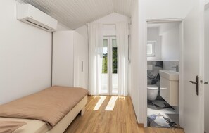 4 habitaciones, tabla de planchar con plancha y cuna de viaje