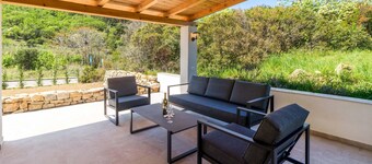 4 bedroom awesome home in Mundanije