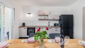 Een koelkast, een oven, een kookplaat, een vaatwasser