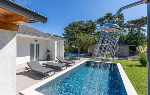 4 bedroom awesome home in Mundanije