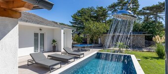 4 bedroom awesome home in Mundanije