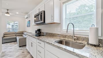 Casa de campo luxo | Cozinha privada | Geladeira, micro-ondas, cooktop, torradeira