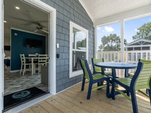 Porch - Shore Point Cottages (Berlin)