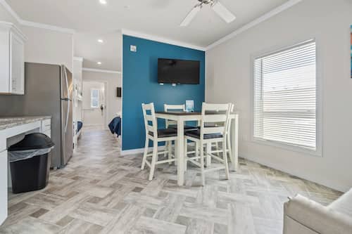 Deluxe Studio | Living area | Flat-screen TV