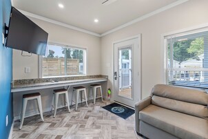 Deluxe Cottage | Living area | Flat-screen TV