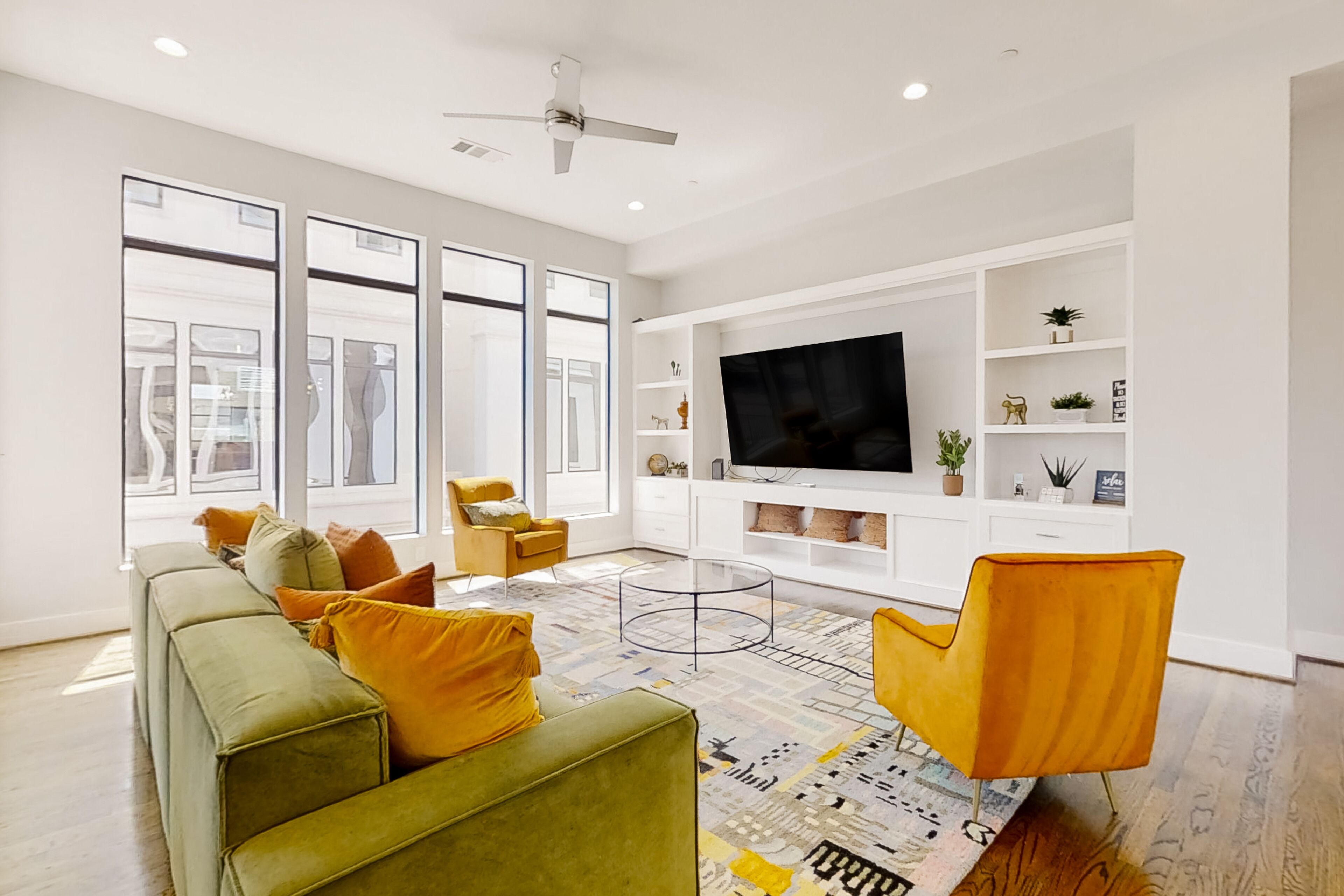 4-story downtown Houston townhouse with patio, balcony, streaming, washer/dryer