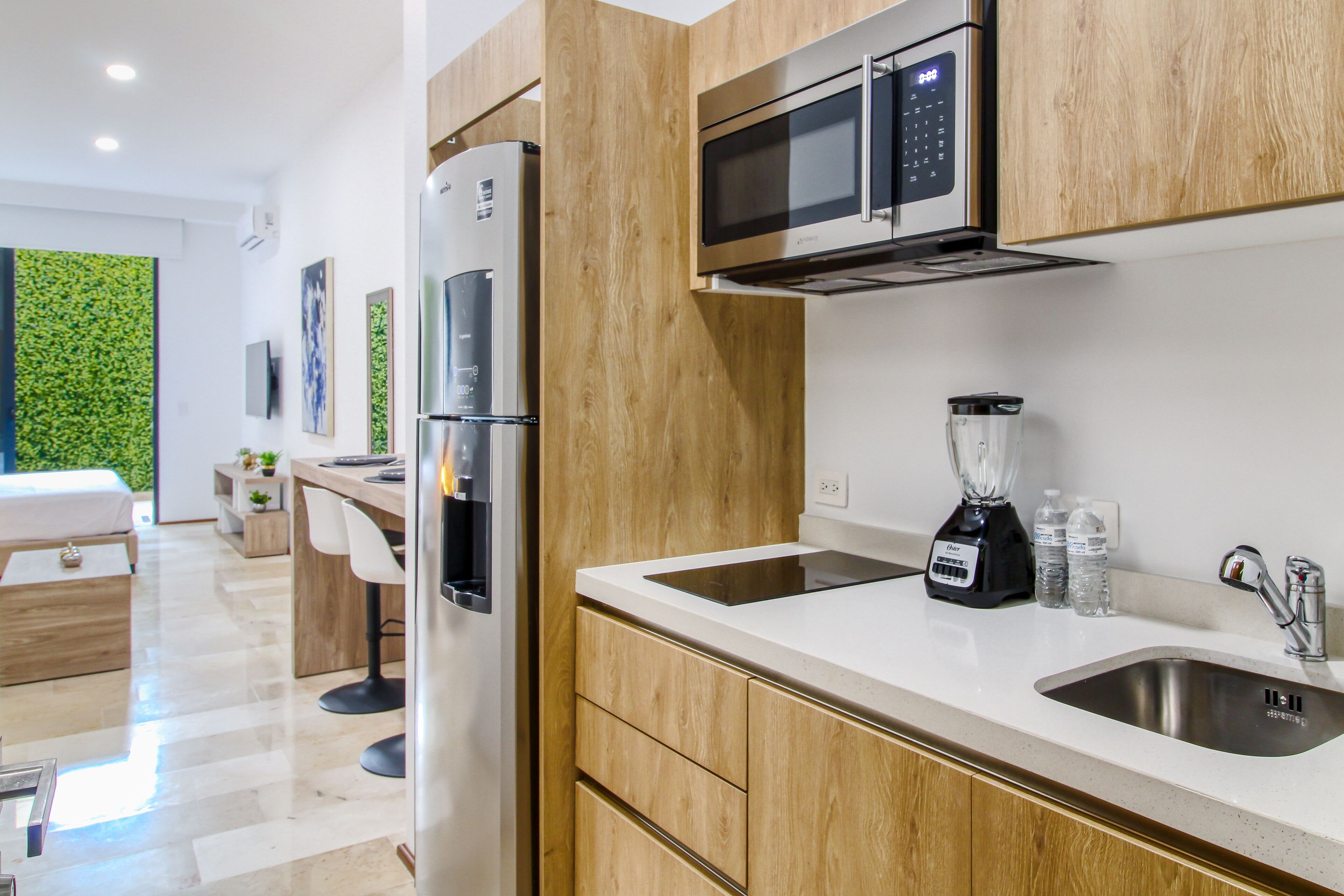 Køleskab, mikrobølgeovn, kogeplade, køkkentøj/tallerkener/redskaber