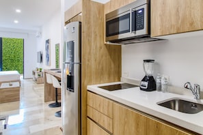 Refrigerador, microondas, parrilla de estufa y utensilios de cocina