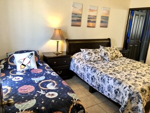 1 slaapkamer, een bureau, wifi, beddengoed