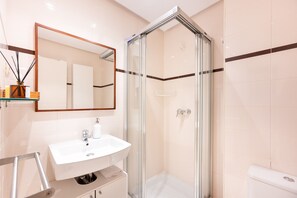 Shower, hair dryer - Ap. Hortaleza-Fuencarral MAD28 (Madrid)