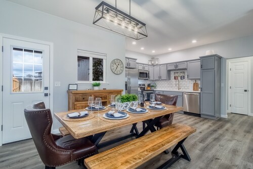 Modern WW Valley Retreat- EV Charger, BBQ, Near WWU & Wineries, Large Backyard