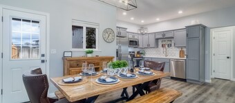 Modern WW Valley Retreat- EV Charger, BBQ, Near WWU & Wineries, Large Backyard