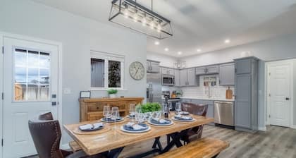 Modern WW Valley Retreat- EV Charger, BBQ, Near WWU & Wineries, Large Backyard