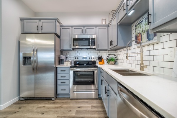 Frigorifero, microonde, forno, piano cottura