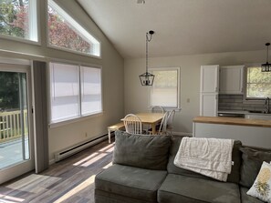 Smart TV - 3-bedroom vacation home 5 minutes from the beach with beach parking (South Kingstown)