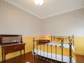 3 bedrooms, individually decorated, individually furnished, free WiFi - Station House (Lybster)