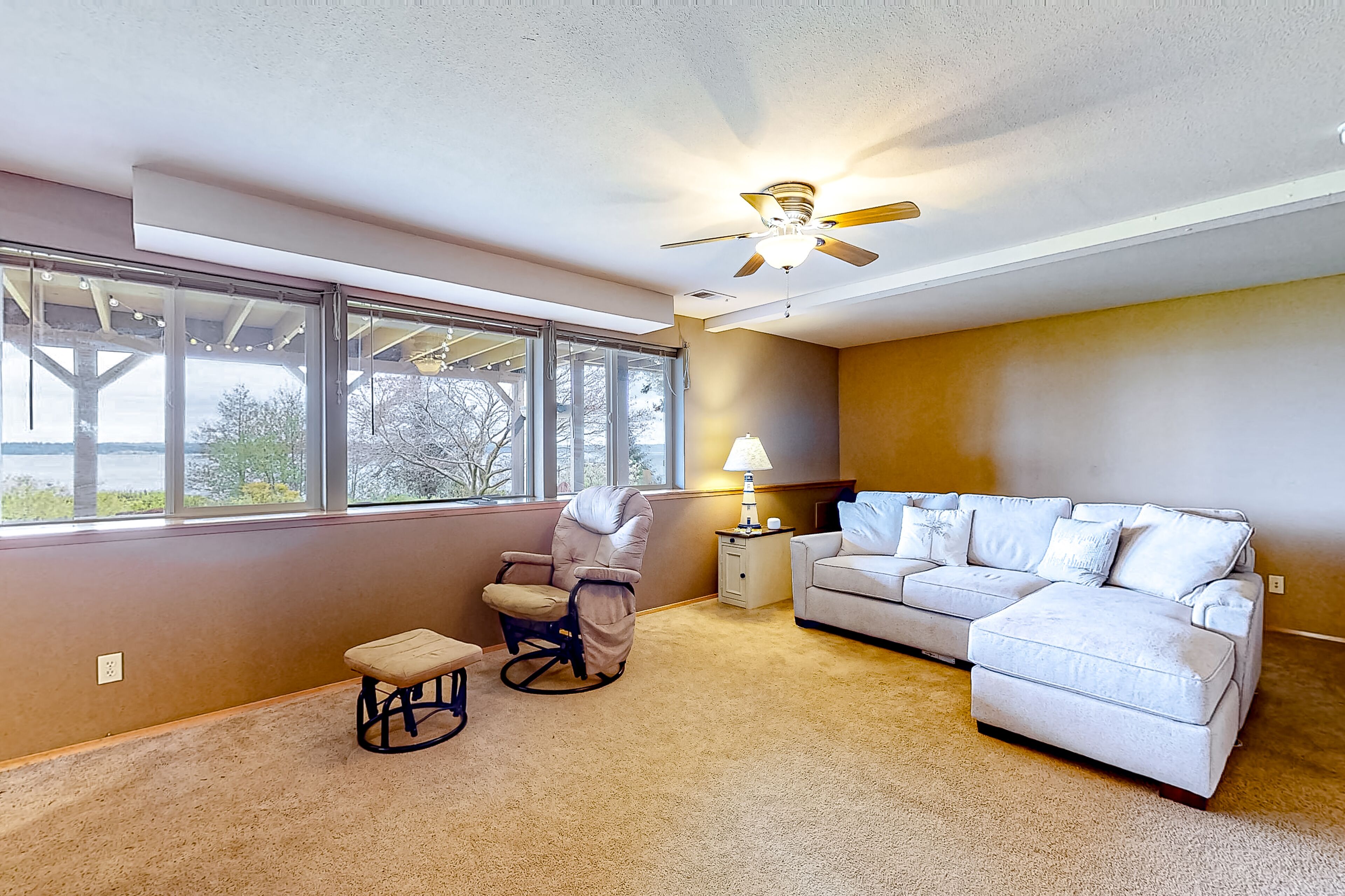 Soundside retreat with fireplace and sunrise views of Puget Sound & Mt. Baker