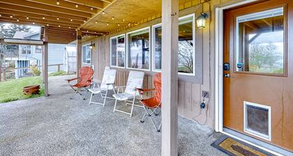 Soundside retreat with fireplace and sunrise views of Puget Sound & Mt. Baker