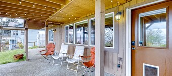 Soundside retreat with fireplace and sunrise views of Puget Sound & Mt. Baker