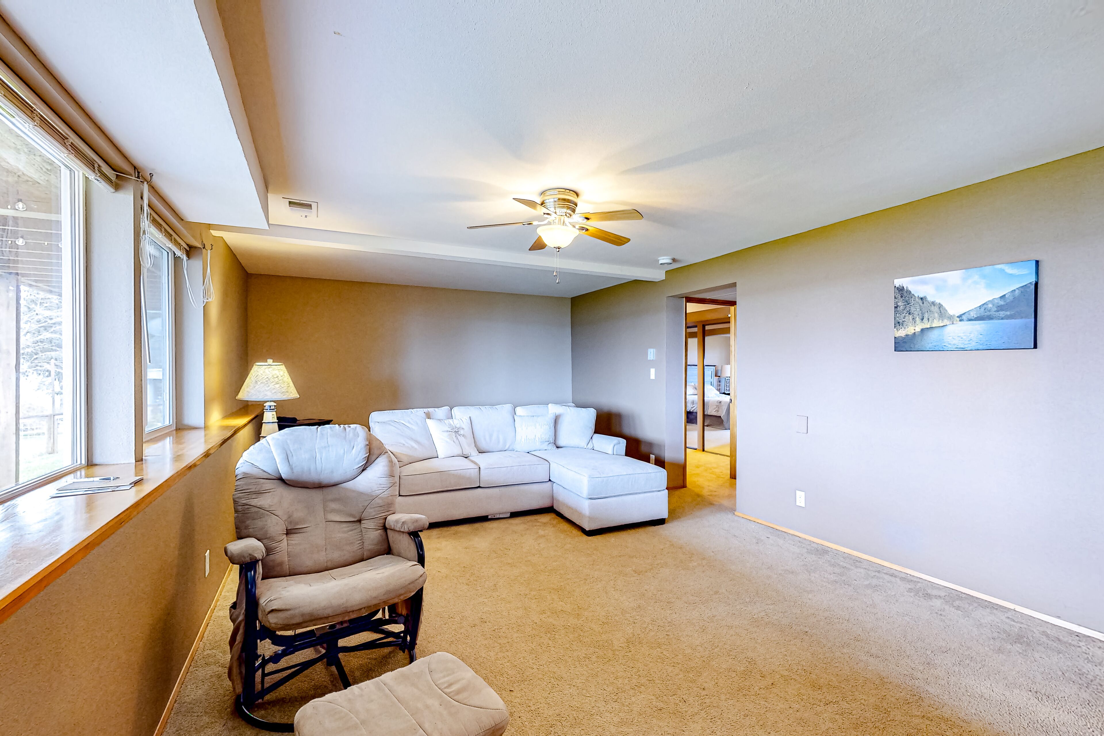 Soundside retreat with fireplace and sunrise views of Puget Sound & Mt. Baker