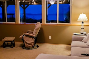 Una televisión, una chimenea