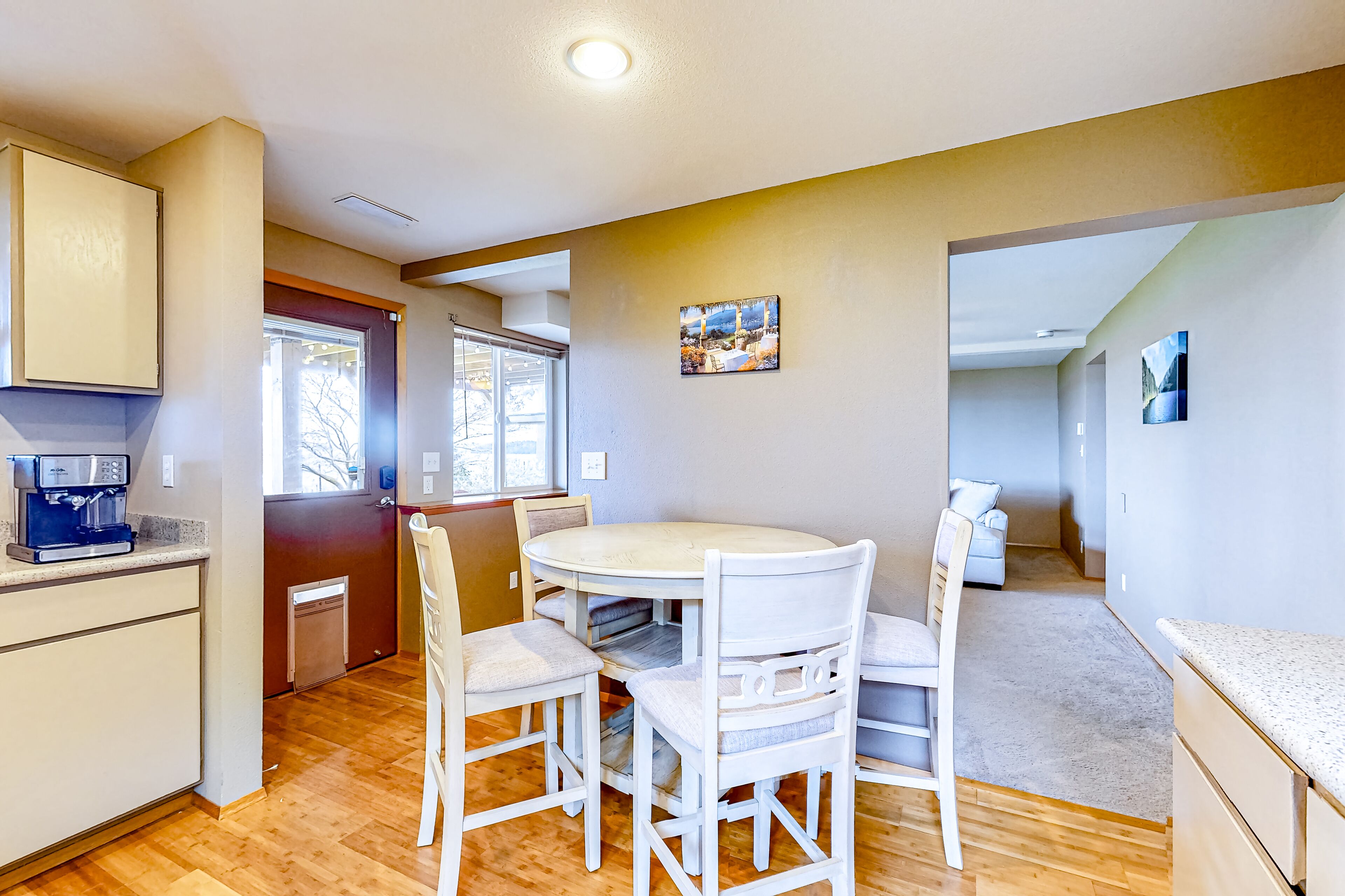 Soundside retreat with fireplace and sunrise views of Puget Sound & Mt. Baker