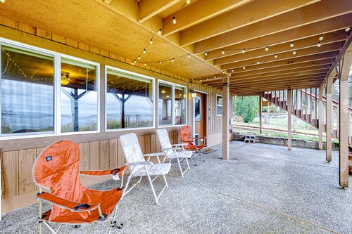 Soundside retreat with fireplace and sunrise views of Puget Sound & Mt. Baker